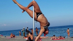 Asta ar fi fost ultimul lucru pe care te-ai fi asteptat sa il vezi pe litoral! Gimnasta de la "Romanii au talent" a dansat toata vara la bara, pe plaja!