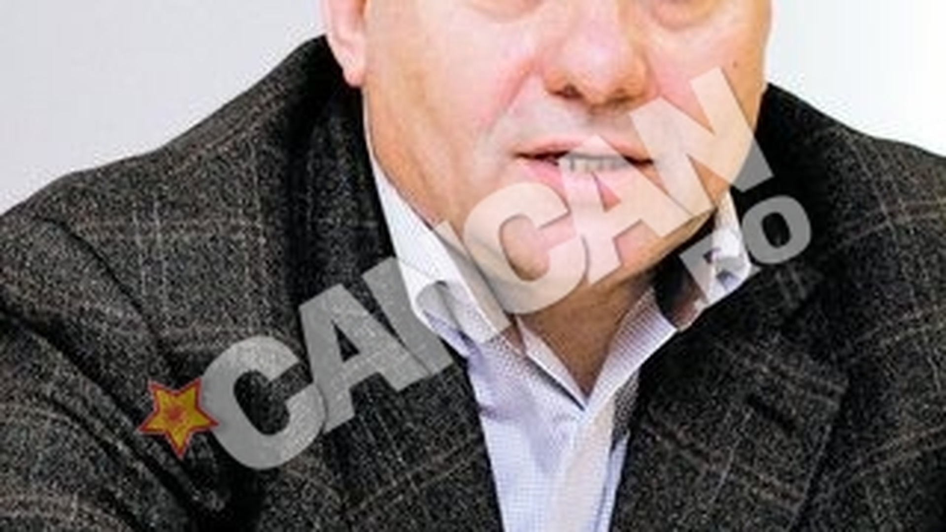 "Regele asfaltului" din Banat este inspirat de iubita lui, Marina Almasan, pe care o alinta cu vorbe dulci. Cornu scrie poezii pentru "randunica" lui
