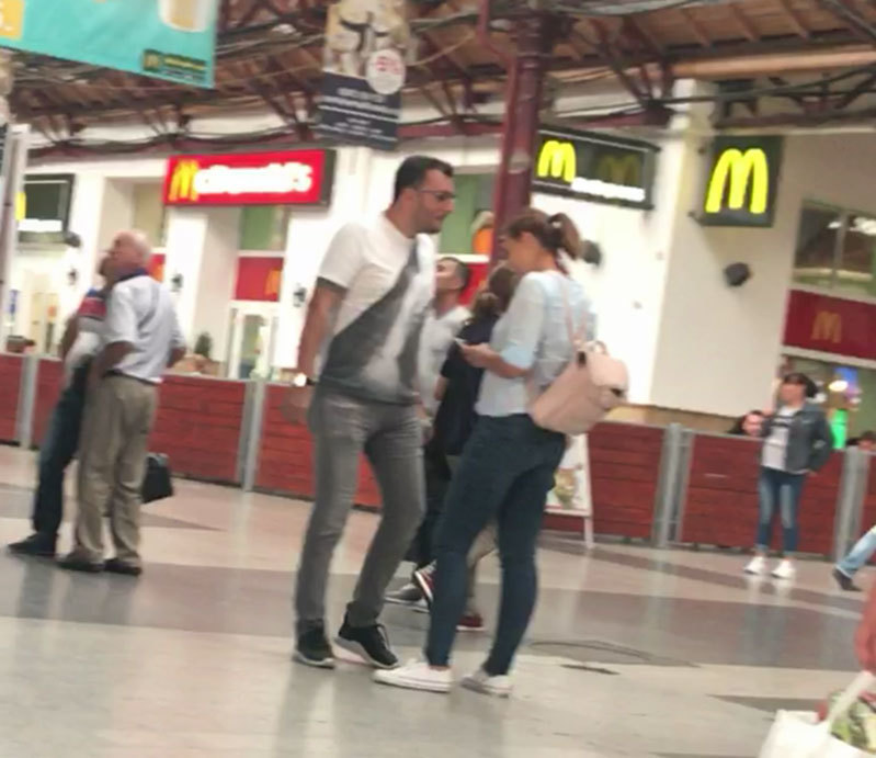 Giovanni Francesco şi iubita sa aşteaptă, cuminţi, în Gara de Nord