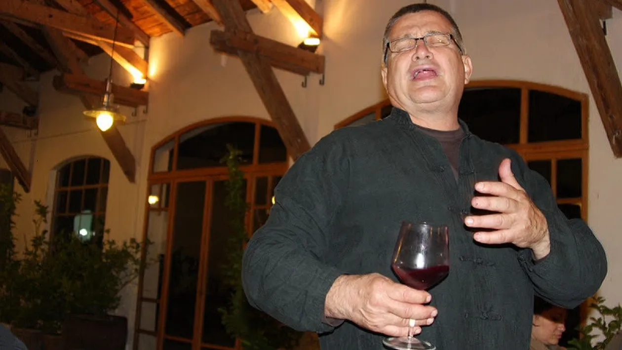 Cum arată casa lui Mircea Dinescu, emblematicul poet român. De mai mulți ani s-a retras la conacul de la Cetate