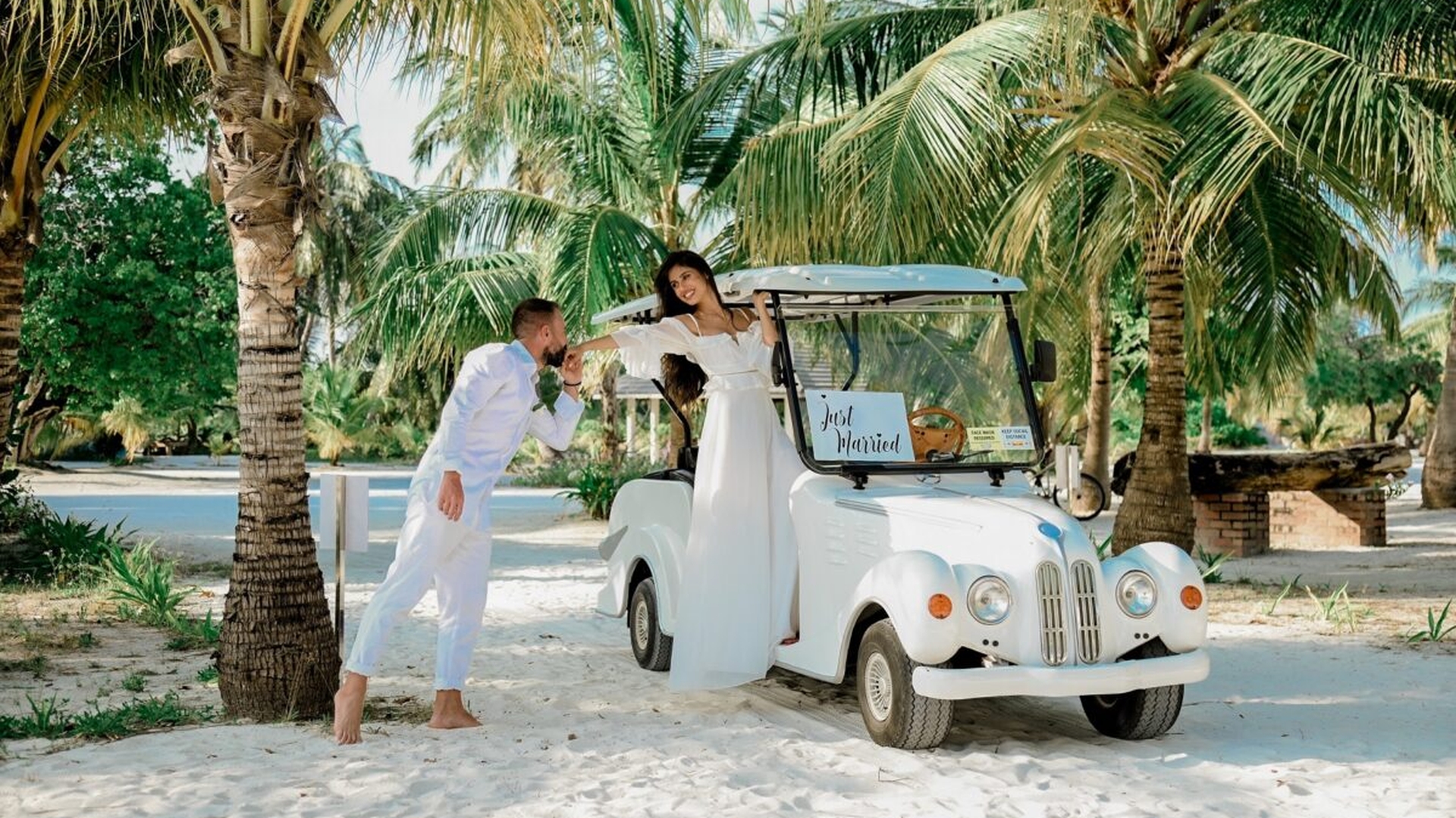 Marius Morra, nuntă superbă în Maldive, la început de 2023. Afaceristul și iubita lui au făcut ceremonia chiar pe plajă. GALERIE FOTO