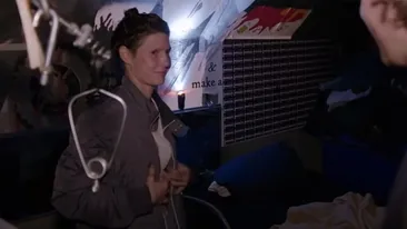 Fosta vedetă a ajuns cerșetoare și locuiește în canal! A fost descoperită, din greșeală, de câțiva reporteri TV care filmau pentru o emisiune