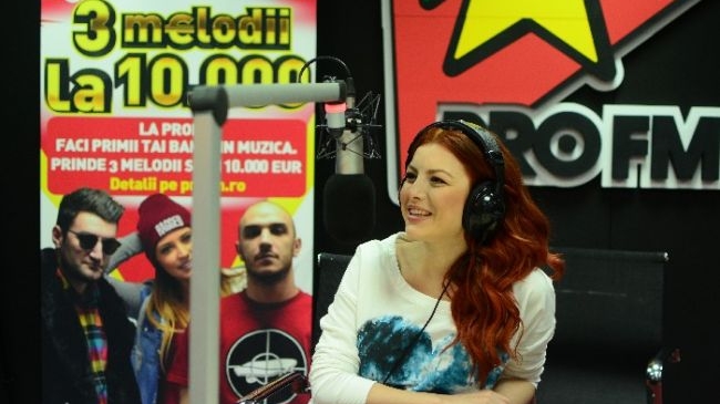VIDEO Cea mai tare urare! Elena Gheorghe si Glance au cantat "La multi ani" LIVE la Pro FM in romana, engleza si araba!