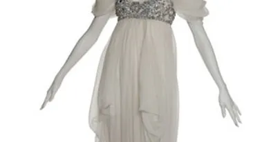 Pe rochia asta a dat 133.075 de dolari Lady GaGa! E o creatie Alexander McQueen si se cheama Fata care traia intr-un copac!