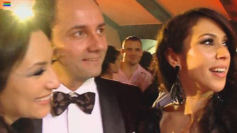 Ce party! Năşica Andra a dansat până dimineaţă...şi când n-a mai putut, şi-a dat pantofii jos şi a stat în picioarele goale!