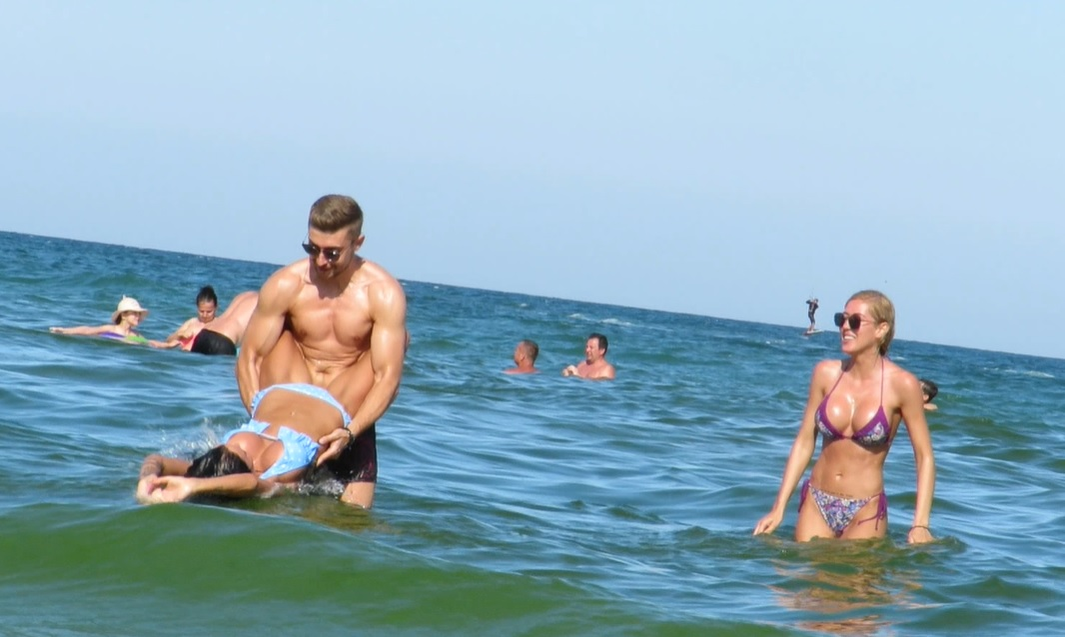 Daniela Crudu și sora ei s-au hârjonit cu un tânăr chipeș