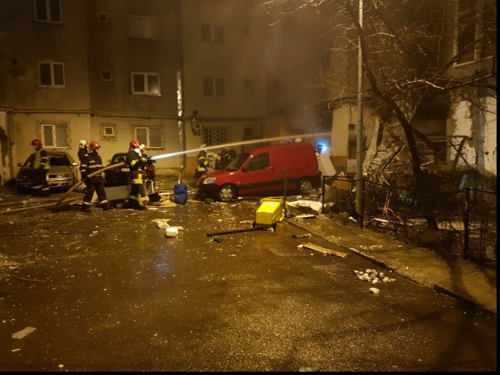 Panică în Capitală! Explozie puternică într-un restaurant! Pompierii s-au luptat ore în şir cu flăcările