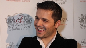 Se plange ca nu isi gaseste iubita, dar umbla numai cu pustoaice! Liviu Varciu a mers la un majorat in compania unei copile!