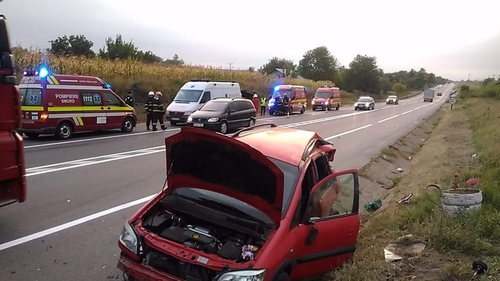Microbuz, implicat într-un accident la Iași! Zece persoane au fost rănite