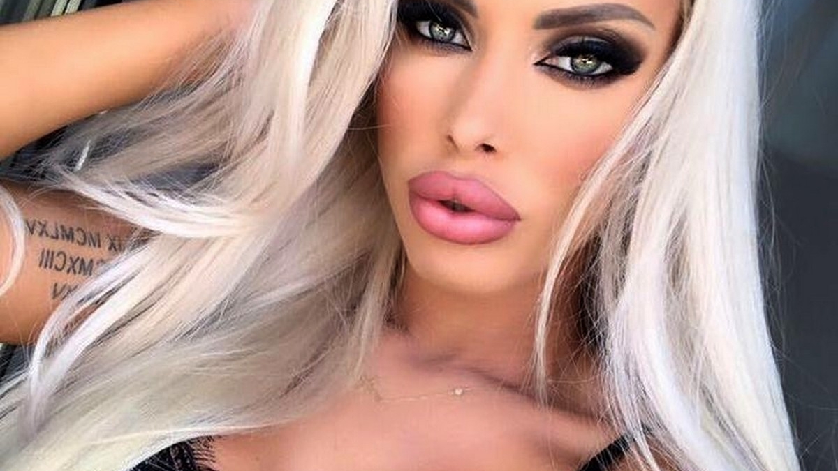 Loredana Chivu zâmbește din nou. Blonda s-a fotografiat, topless, în așternuturi. FOTO