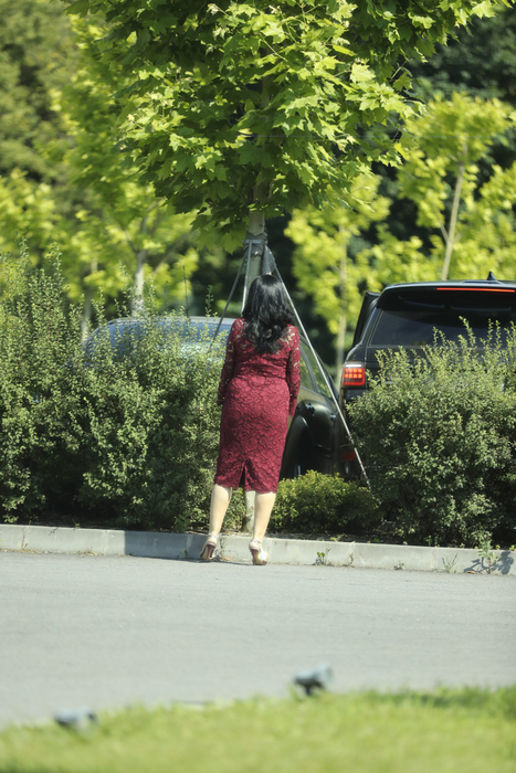 Luminița Becali a coborât din mașină și se îndreaptă către locul în care va începe, în scurt timp, petrecerea