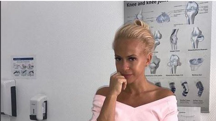 Anda Adam s-a pozat lângă schelet: ”Aştept cu emoţie să vină…” / ”Stai calmă!”