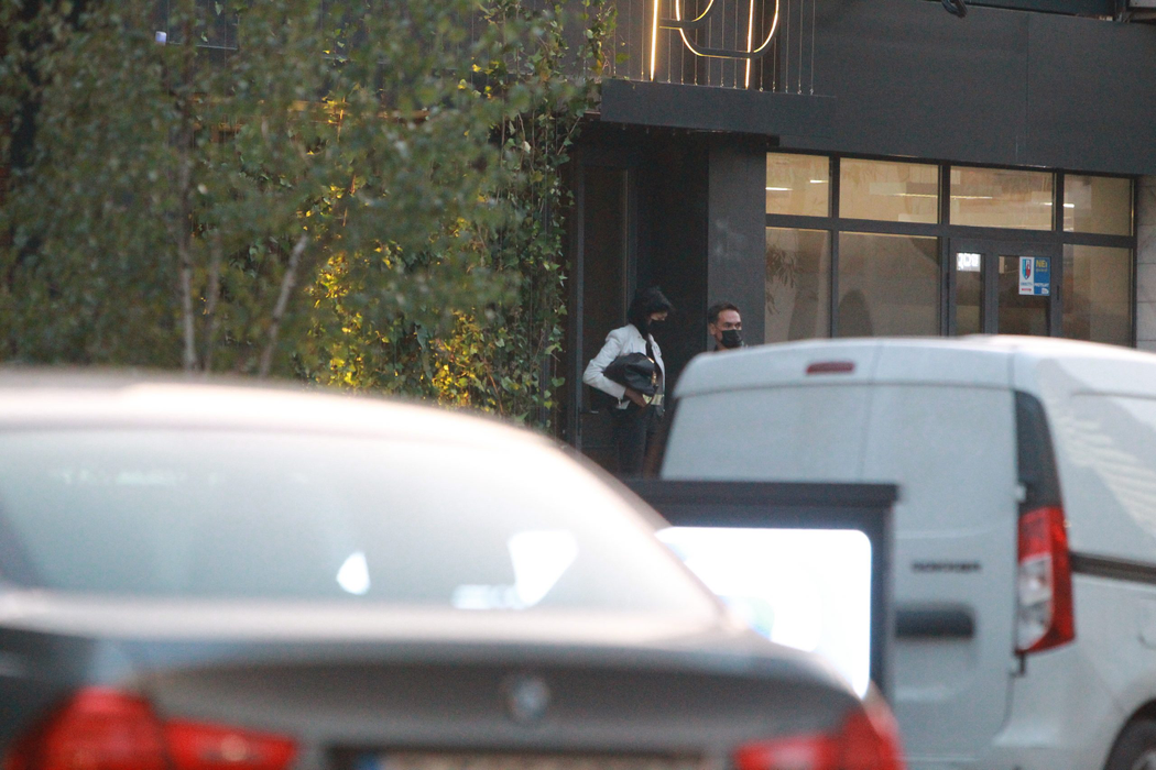 Răzvan Simion și noua iubită au ieșit ținându-se de mână din restaurant