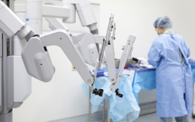 Un pensionar din Gorj a obținut în instanță decontarea integrală a costurilor unei operații cu robotul chirurgical la o clinică privată