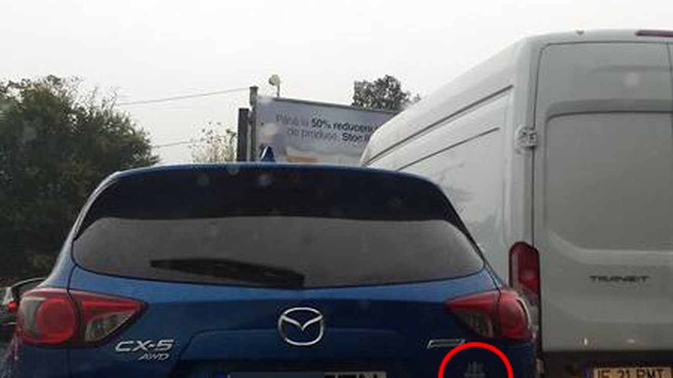 Sigur ai văzut asta în trafic! De ce îşi pun şoferii simbolul crucii pe maşină