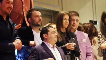 Este cel mai bun cantaret de manele, dar se rupe in figuri pe ritmuri de rock'n roll! Adi Minune ii face concurenta lui Banica JR!