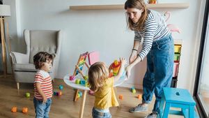 Salarii de 12.000 lei/lună pentru bonele din România. Care sunt cele 7 condiții de angajare