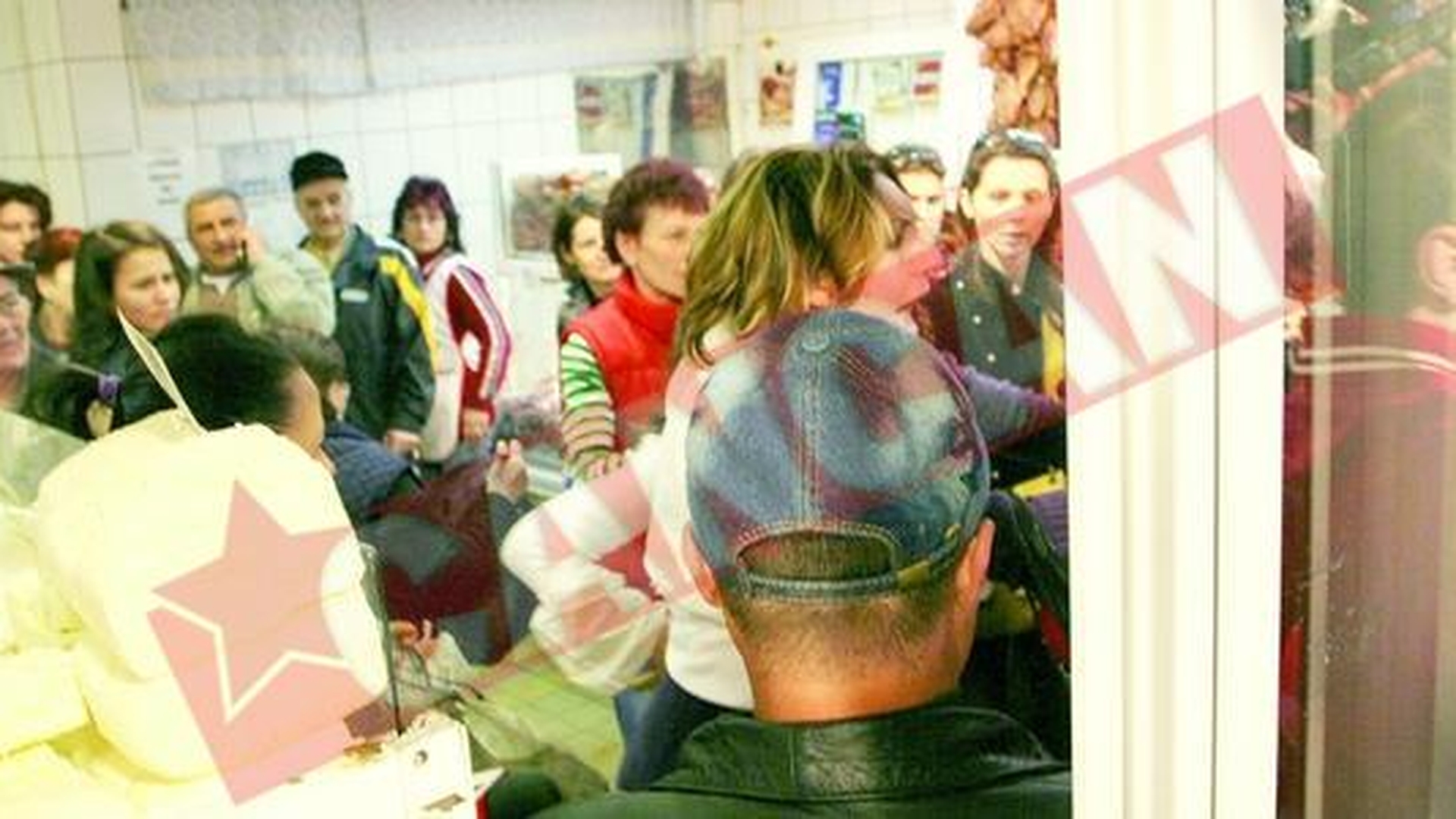 Comerciantii din Obor i-au cotonogit pe ziaristi
