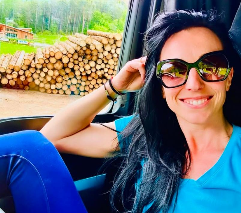 Sara, o șoferiță de TIR de 36 de ani, a devenit eroină pe autostradă./ sursă foto: instagram