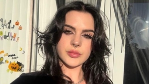 Motivul pentru care tânăra din imagine nu poate rezista mai mult de 3 ore într-o relaţie: ,,Sunt superbă, dar am fost singură toată viața mea!”