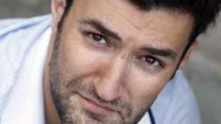 Smiley n-are timp sa se gandeasca la viitoarea lui iubita! Vezi cine ii ocupa tot timpul si cu cine vorbeste la telefon sub stricta supraveghere a socrului"