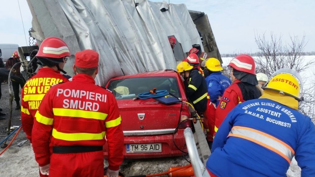 Circulaţia a fost blocată pe DN 1, între Ploieşti şi Braşov după ce un TIR plin cu sare s-a răsturnat pe şosea