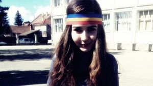 Va mai amintiti de Sabina, eleva cu tricolor? Adolescenta a renuntat la celebra bentita si s-a pozat doar in lenjerie intima