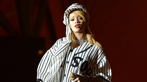 Rihanna nu se cuminteste deloc! A făcut un gest nepotrivit la un concert, fără să-i pese că mii de oameni o privesc