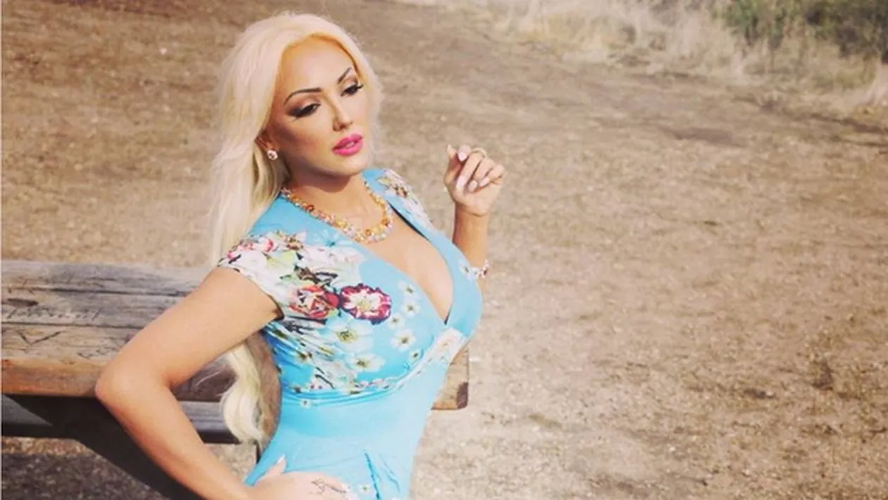 Uite ce fund apetisant are Alexandra Harra! Blondina s-a pozat asa in baie! Mai mult decat perfecta!