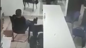 Noi imagini cu CRISTIAN BOUREANU în arestul Poliţiei! A început să îşi cânte o melodie de vitejie şi pare gata să plece la „luptă“