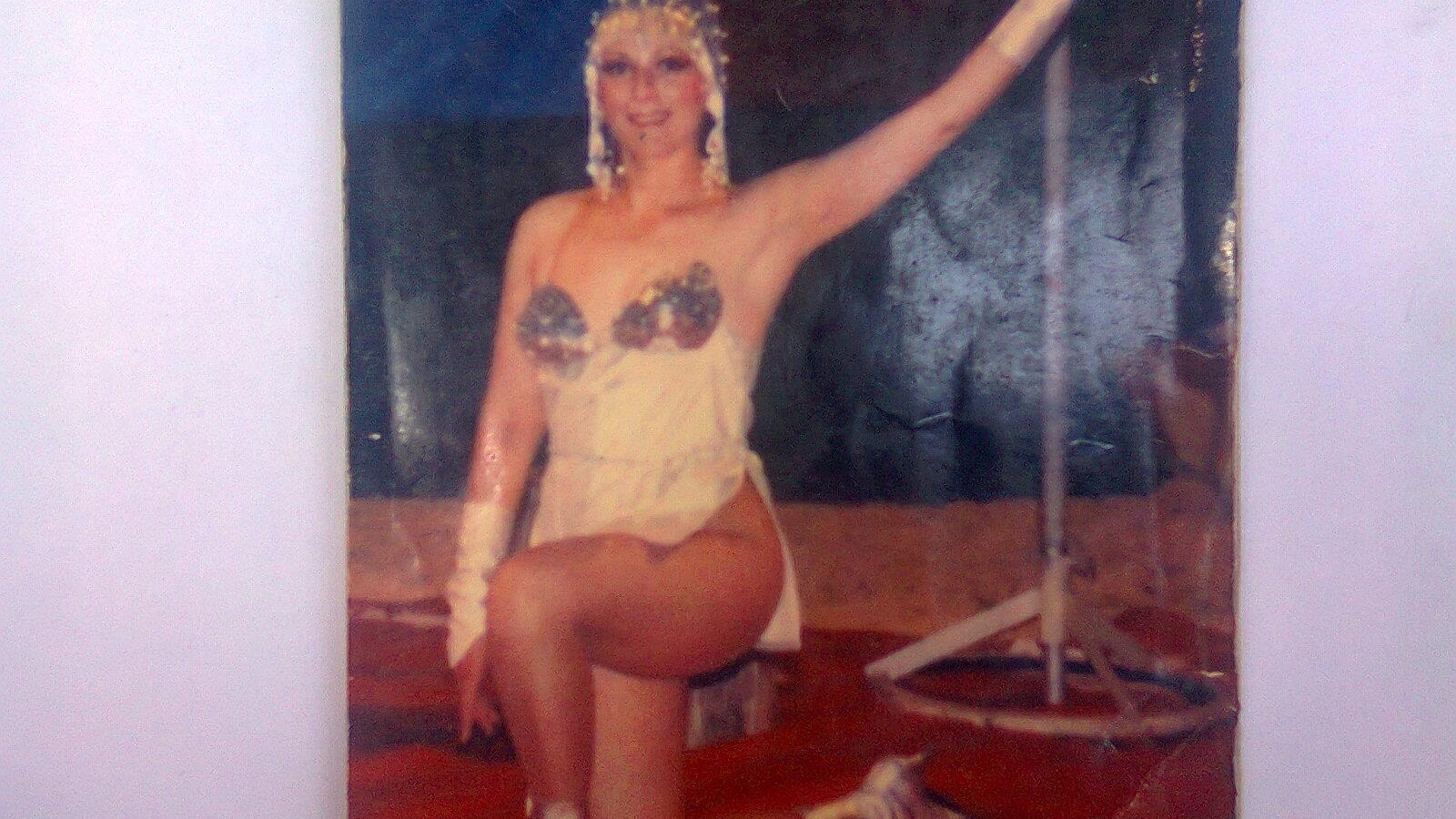Asa mama, asa fiica! Uite de unde a mostenit Larisa, sexy-dansatoarea la bara de la “Romanii au talent”, talentul si frumusetea!