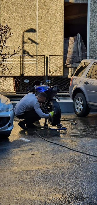 Colegii polițiști au venit să aprindă lumânări la locul unde Ionuț a murit, după accidentul de la Palatul Parlamantului