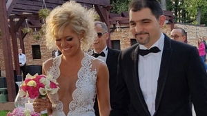 Fiul vitreg al lui Dinu Patriciu, nuntă pe malul lacului. Şi-a dus mireasa la altar cu elicopterul!