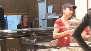 Leta Ilie face drepti cu angajatii! Control-fulger la fast-food-ul din mall!