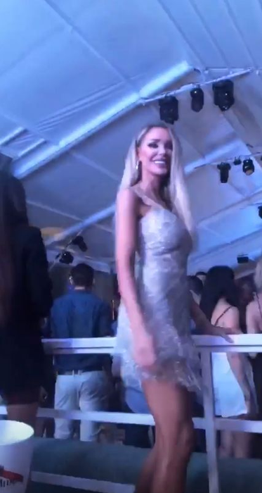 Bianca Drăgușanu și Tristan au ieșit în oraș cu fratele „frumușelului”! Cum s-a filmat iubitul blondinei cu ochelarii ei