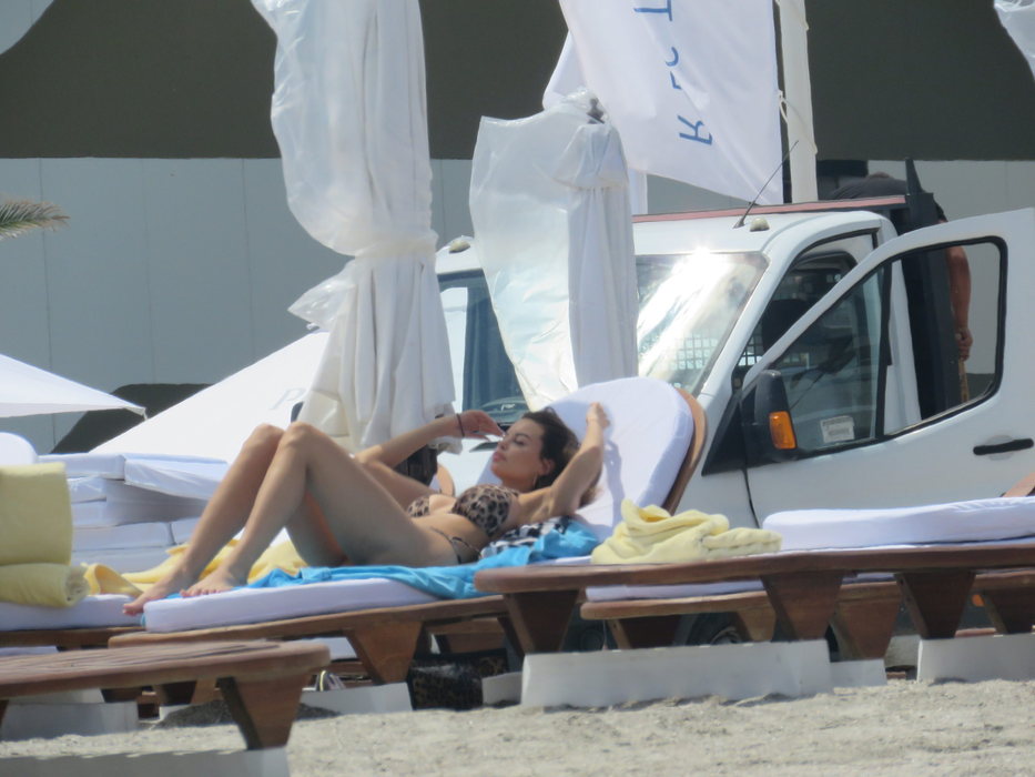Justyna, iubita lui Alex Bodi, și-a etalat formele apetisante pe plaja din Mamaia