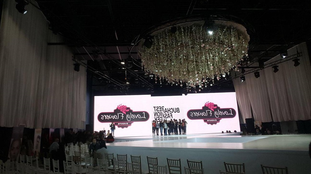 "Bucharest Fashion Week 2017", evenimentul la care Raluca Băduleascu şi-a lansat prima colecţie de haine. Sursa foto: Cancan.ro