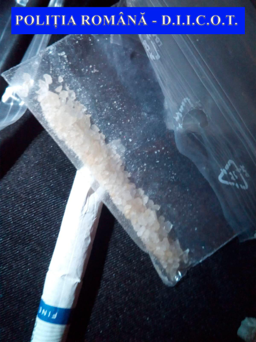 În urma perchezitiilor, polițiștii au ridicat 500 de grame de canabis, ustensile folosite la cultivare, cântare electronice, grindere pentru mărunțit canabisul, pastile ecstasy și ciuperci halucinogene
