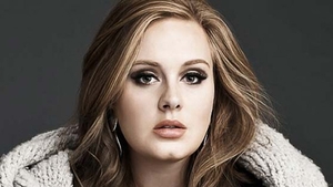 Aproape de nerecunoscut! Cum arată celebra Adele nemachiată si cu părul vâlvoi. E la fel de frumoasă?