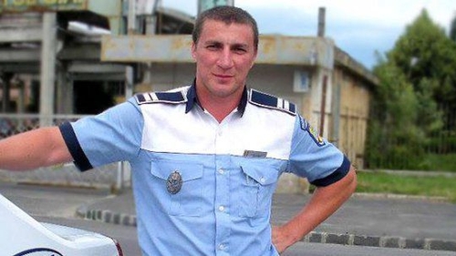 Marian Godină, revoltat de atitudinea unui jandarm filmat în timp ce lovea cu pumnul un bătrân, în timpul protestelor: „Când e nevoie de identificarea unui huligan...”