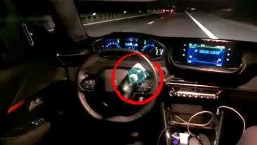 Uitați, bă, se conduce singură mașina! Ce a pățit un șofer român, după ce a fixat o sticlă la volan si a trecut pe bancheta din spate, în timp ce mergea pe Autostrada Soarelui