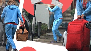 Iubitul milionar a dat-o afară din casă după ce a prins-o cu “amantul”! Imagini cu vedeta în timp ce își cară mobila în stradă