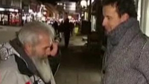VIDEO Doi norvegieni au riscat sa-si lase casa pe mana unui cersetor roman