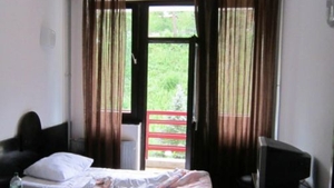 GALERIE FOTO. Cum arată hotelul unde sute de femei au fost violate și torturate. Turiștii habar nu au ce s-a petrecut în interior
