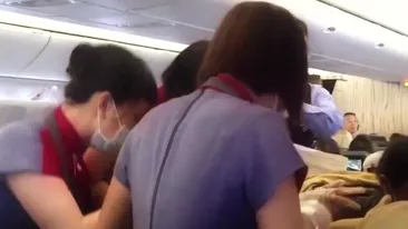Această femeie a născut un bebeluş în avion, iar micuţul a primit instant zboruri gratuite pe viaţă!