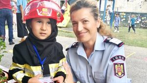 Un copil de patru ani a devenit cel mai mic pompier din Gorj