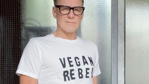 Bryan Adams s-a infectat cu COVID-19 pentru a doua oară într-o singură lună. Artistul este vaccinat cu schema completă