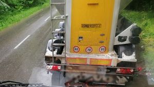 Accident în Giurgiu. O șoferiță s-a izbit cu mașina de o cisternă încărcată cu ciment