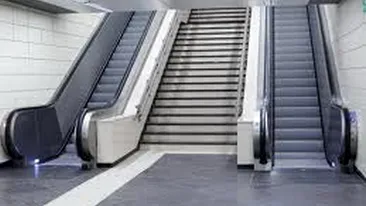Ai grija cand folosesti scarile rulante! Vezi ce i s-a intamplat unei femei, la metrou!