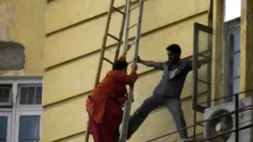 Au scapat cum au putut din incendiu!